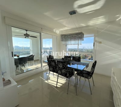 Apartamento a la venta 3 dormitorios y 2 cocheras - Punta del Este