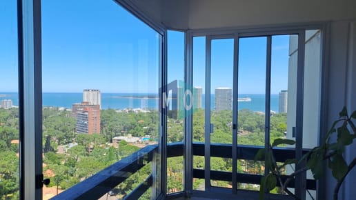 Vende apartamento de 2 dormitorios más servicio en Punta del Este
