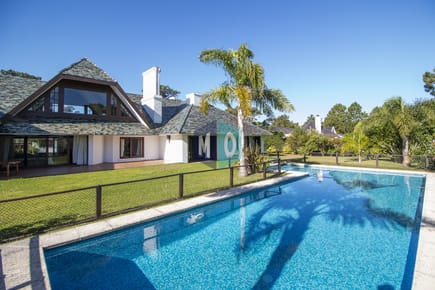 Venta de Casa de 4 Dormitorios y Piscina con gran parque en Playa Mansa, Punta del Este