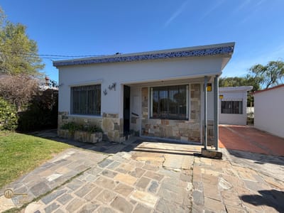 ALQUILER CASA 2 DORMITORIOS CON PARRILLERO Y ENTRADA PARA AUTO PARQUE CARRASCO