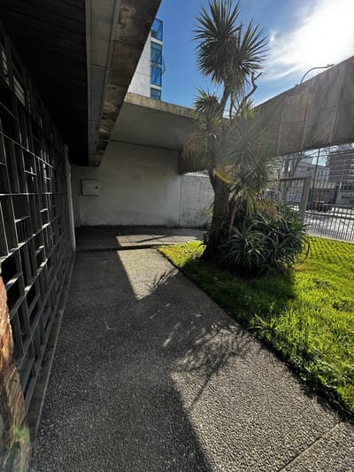 VENTA CASA 4 DORMITORIOS 3 BAÑOS 2 COCHERAS - GRAN OPORTUNIDAD INVERSORES ALTURA PERMITIDA 13,5mts - POCITOS NUEVO