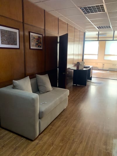VENTA OFICINA EN EXCELENTE PUNTO + ESCRITORIOS AMOBLADA 157m2 - CENTRO