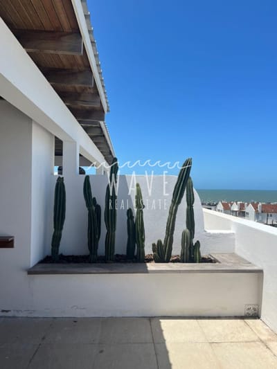 Montoya, penthouse a pasos del mar. 3 suites. Reciclado.
