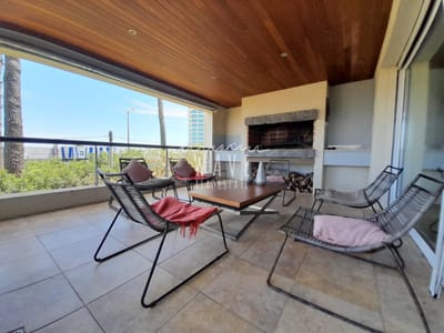 Venta de Apartamento con 4 dormitorios en Playa Mansa  con vista al mar