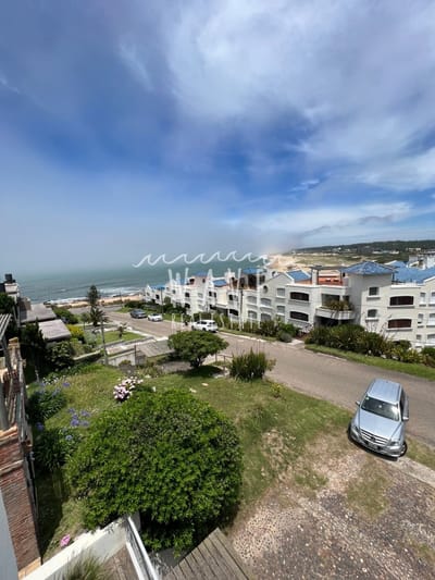 Disponible enero! 4 dormitorios, 3 baños.