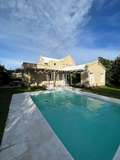 Alquiler de verano, casa de 5 dormitorios, en La Barra, piscina, dependencia, a 100 metros de la playa.
