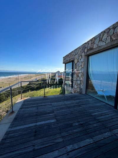 Casa en alquiler con 3 suites y casa de huespedes frente al mar, en El Chorro.