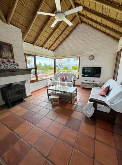 Venta de hermoso chalet, con 3 dormitorios en Montoya