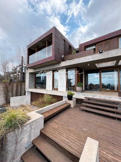 Hermosa casa en alquiler de temporada 4 suites mas dependencia de servicio