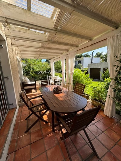 Mansa, disponible. 4 dormitorios, piscina climatizada, barbacoa, jardín, parrillero.