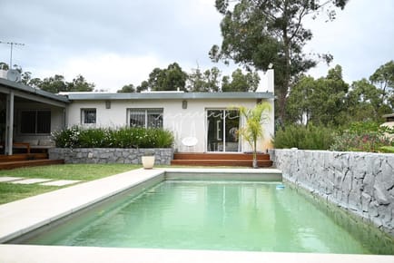 La Barra, a 5 minutos de todo, en entorno de chacras, 4 dormitorios, piscina, gran jardín.