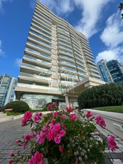 Venta y Alquiler Temporada Mansa. Primera línea de lujo. Full amenities, 3 dormitorios.