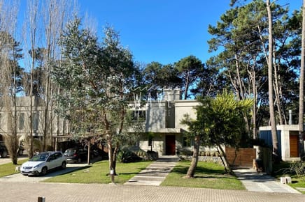Alquiler de Casa, Barrio Privado con cercanía a Playa Brava, 4 dormitorios