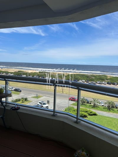 Venta de Apartamento frente al mar, 3 suites, en Playa Brava