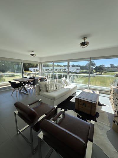 Alquiler de verano, Apartamento de 2 dormitorios en Playa Brava. Edificio con amenities