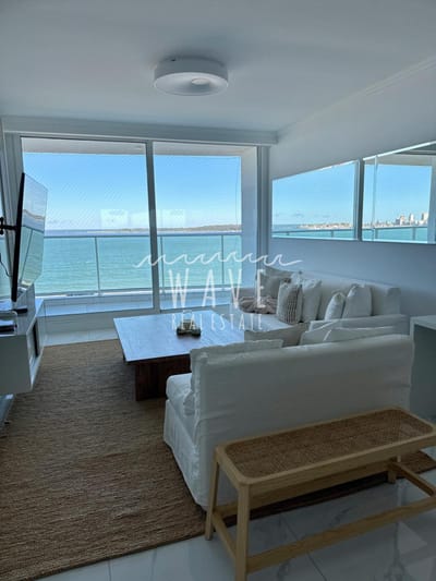 Venta de apartamento de 3 dormitorios en Playa Mansa, con amenities