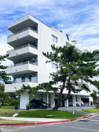 Venta primera línea playa mansa 3 dormitorios más dependencia