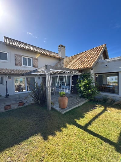 Casa metros del mar en playa Montoya