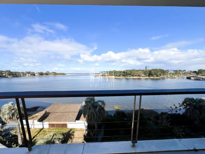 Apartamento esquinero Alqulier anual Delamar ubicado en la barra