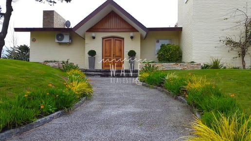 Venta de casa de 4 dormitorios en Mansa,Punta del Este, totalmente reciclada.