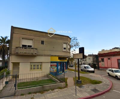 Venta | Casa en Esquina de 3 Dormitorios con Patio, Fondo y Parrillero – Cochera y Doble Acceso | Ideal Vivienda o Inversión en Av. Serrato