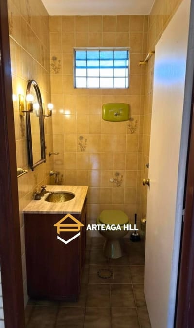 ALQUILER | Casa Comercial En Carrasco | 679 m² De Terreno | Gran Garaje | Excelente Ubicación Para Empresas| Amplios Espacios, Seguridad y Gran Potencial