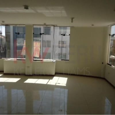 LINDO DÚPLEX UBICADO EN EDIFICIO EN ESQUINA EN CUARTO Y QUINTO PISO SIN ASCENSOR, EN URBANIZACIÓN PR