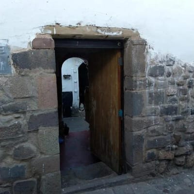 VENDO CASA COMO TERRENO EN CENTRO HISTORICO , PAPELES EN REGLA
