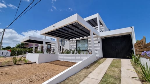 Casa Venta 3 Dormitorios 3 Baños, Piscina en Punta Colorada - BRISA MARINA I