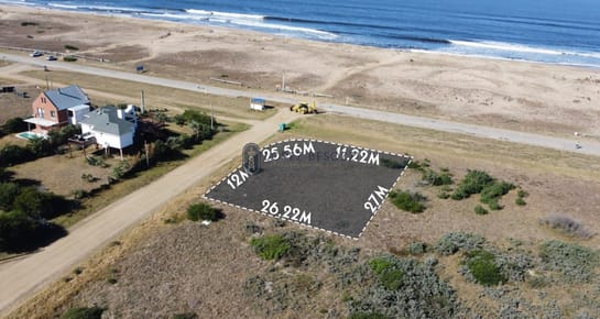 Venta de Terreno Frente al Mar en Punta Negra, Piriapolis - SUPERFICIE DE 660M