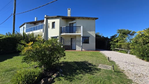 Casa Venta En Zona Alta con 3 Dormitorios 2 Baños, en Punta Colorada - VENTOLERA