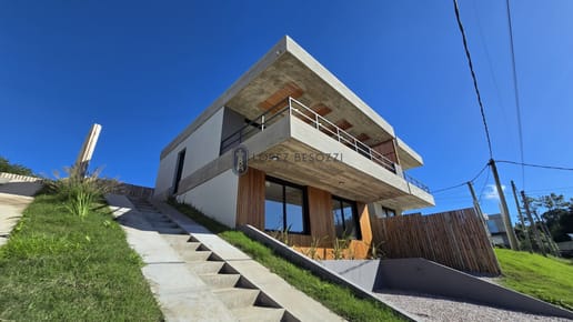 Casa a Estrenar en Venta 3 Dormitorios 3 Baños, Piscina, en Punta Colorada - LOTUS II
