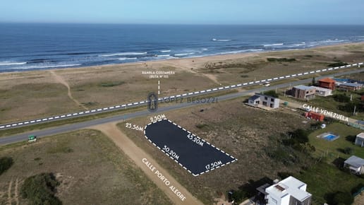 Venta de Terreno esquina Frente al Mar en Punta Negra, Piriapolis - SUPERFFICIE DE 742M