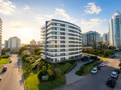 Apartamento en venta 3 dormitorios a metros de playa brava, cochera - Aidy Grill
