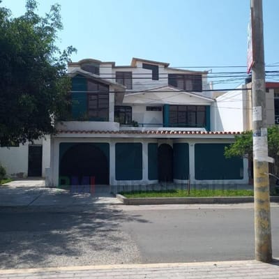 VENTA DE CASA AMPLIA FRENTE A PARQUE EN URBANIZACIN BANCARIOS DE CHICLAYO