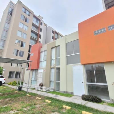VENTA DE CASA EN CONDOMINIO LOS SAUCES Espaldas de la Universidad SIPN