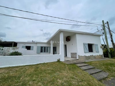 Casa en alquiler en La Barra, a metros del mar.