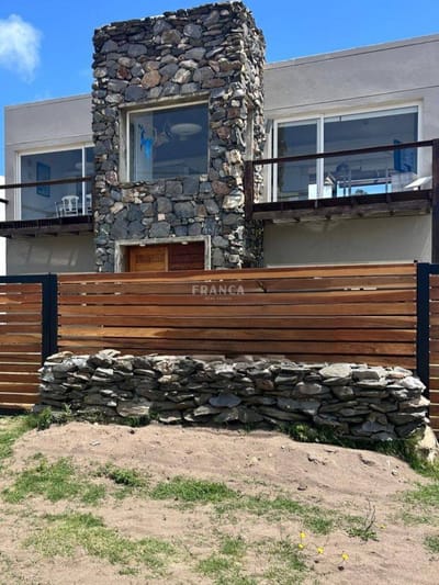 Casa en alquiler en Balneario Buenos Aires, frente al mar.