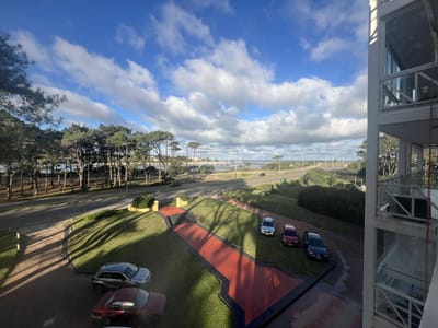 Departamento en venta en edificio Pinares de la Barra.