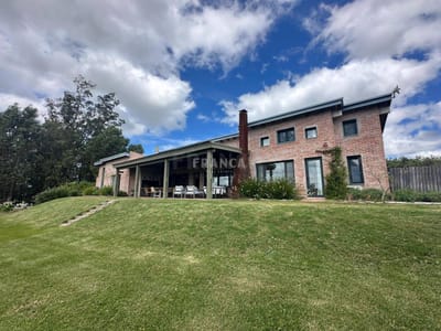 Casa de 5 dormitorios en alquiler temporario en Pueblo Mio.