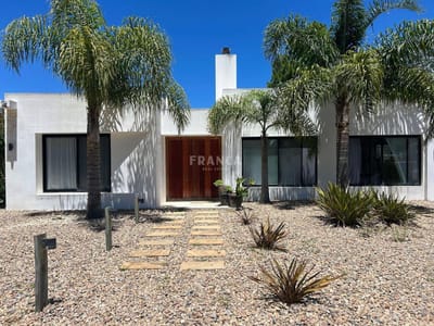 Moderna y funcional casa en venta en zona residencial La Barra