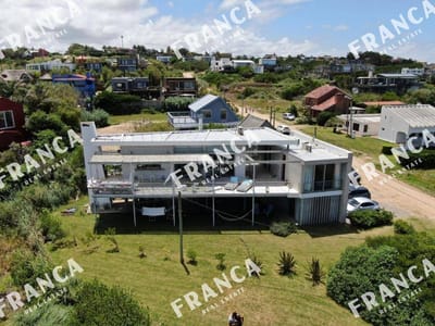 Excelente Arquitectura vista franca al mar en primera línea