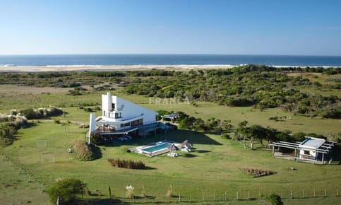 Casa de diseño en chacra en José Ignacio.