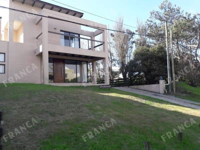 Excelente propiedad de 4 dormitorios en Montoya.