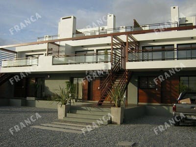 Excelente departamento en Manantiales de dos dormitorios.