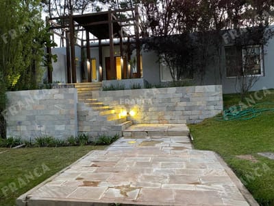 Excelente prop de 6 dormitorios en Laguna Blanca, Manantiale