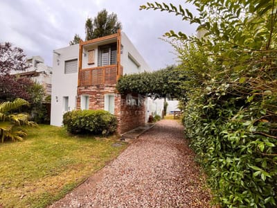 Casa en alquiler con piscina en La Barra.