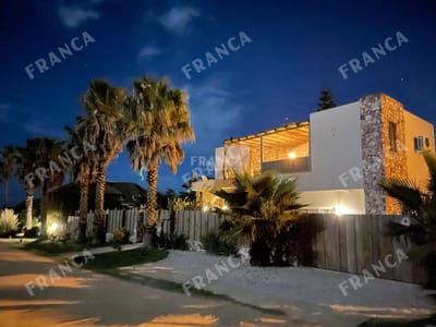 Casa en alquiler en Punta Piedras, a metros del mar.