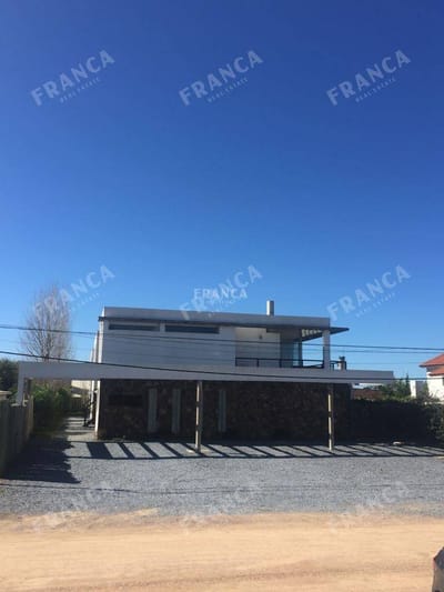Apartamento en venta en Manantiales, 3 dormitorios y jardín.
