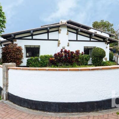 EXCELENTE CASA COMO TERRENO EN ESQUINA EN VENTA A PASOS DEL GOLF EN SAN ISIDRO